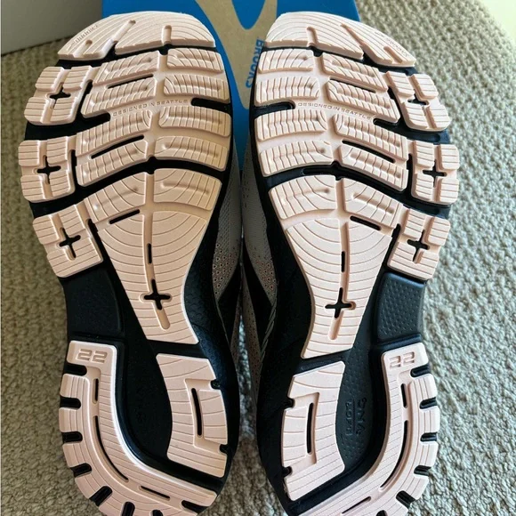 Brooks Women's Adrenaline GTS Shoes - Picture 5 of 7